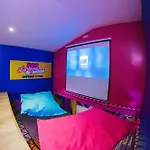 Capsule Boogie-woogie - Jacuzzi - Sauna - Billard - Jeux - Ecran Geant - Filet Suspendu - Netflix Apartment La Louvière
