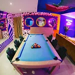 Capsule Boogie-woogie - Jacuzzi - Sauna - Billard - Jeux - Ecran Geant - Filet Suspendu - Netflix * La Louvière