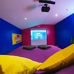 Capsule Boogie-woogie - Jacuzzi - Sauna - Billard - Jeux - Ecran Geant - Filet Suspendu - Netflix Apartment *