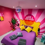 Apartment Capsule Boogie-woogie - Jacuzzi - Sauna - Billard - Jeux - Ecran Geant - Filet Suspendu - Netflix *