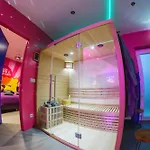 Capsule Boogie-woogie - Jacuzzi - Sauna - Billard - Jeux - Ecran Geant - Filet Suspendu - Netflix Apartment
