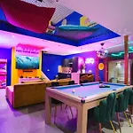 Capsule Boogie-woogie - Jacuzzi - Sauna - Billard - Jeux - Ecran Geant - Filet Suspendu - Netflix