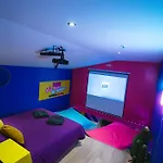 Apartment Capsule Boogie-woogie - Jacuzzi - Sauna - Billard - Jeux - Ecran Geant - Filet Suspendu - Netflix *