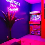 Capsule Boogie-woogie - Jacuzzi - Sauna - Billard - Jeux - Ecran Geant - Filet Suspendu - Netflix Apartment