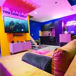 Capsule Boogie-woogie - Jacuzzi - Sauna - Billard - Jeux - Ecran Geant - Filet Suspendu - Netflix Apartment