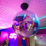 Apartment Capsule Boogie-woogie - Jacuzzi - Sauna - Billard - Jeux - Ecran Geant - Filet Suspendu - Netflix