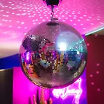 Capsule Boogie-woogie - Jacuzzi - Sauna - Billard - Jeux - Ecran Geant - Filet Suspendu - Netflix Apartment La Louvière