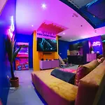Capsule Boogie-woogie - Jacuzzi - Sauna - Billard - Jeux - Ecran Geant - Filet Suspendu - Netflix La Louvière