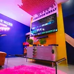 Capsule Boogie-woogie - Jacuzzi - Sauna - Billard - Jeux - Ecran Geant - Filet Suspendu - Netflix