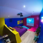 Capsule Boogie-woogie - Jacuzzi - Sauna - Billard - Jeux - Ecran Geant - Filet Suspendu - Netflix Apartment *