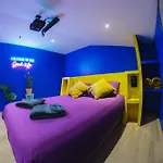 Capsule Boogie-woogie - Jacuzzi - Sauna - Billard - Jeux - Ecran Geant - Filet Suspendu - Netflix La Louvière