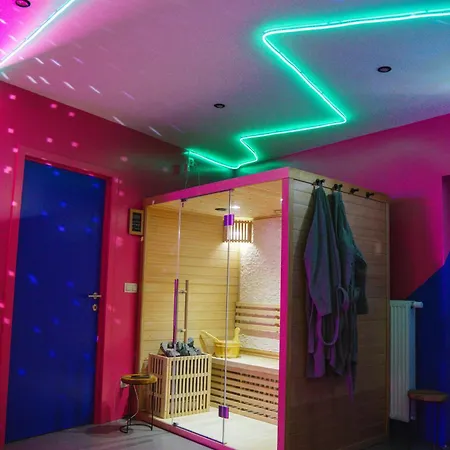Capsule Boogie-woogie - Jacuzzi - Sauna - Billard - Jeux - Ecran Geant - Filet Suspendu - Netflix * La Louviere