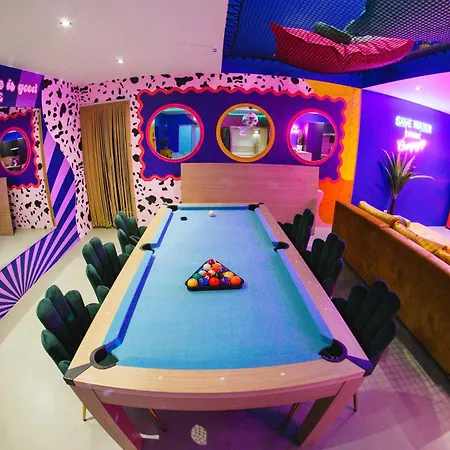 Capsule Boogie-woogie - Jacuzzi - Sauna - Billard - Jeux - Ecran Geant - Filet Suspendu - Netflix * La Louviere