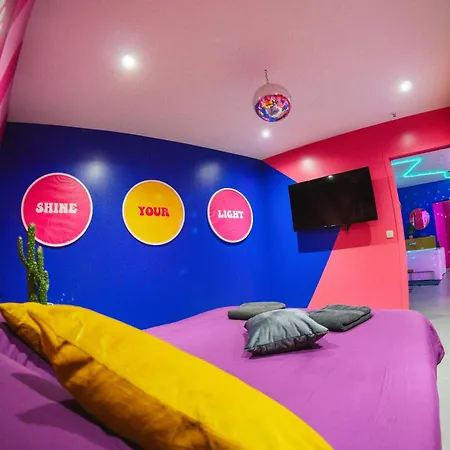Capsule Boogie-woogie - Jacuzzi - Sauna - Billard - Jeux - Ecran Geant - Filet Suspendu - Netflix *