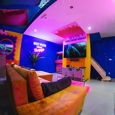 Capsule Boogie-woogie - Jacuzzi - Sauna - Billard - Jeux - Ecran Geant - Filet Suspendu - Netflix * La Louviere