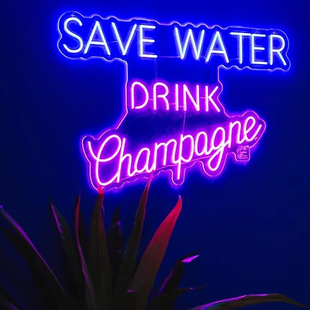 Capsule Boogie-woogie - Jacuzzi - Sauna - Billard - Jeux - Ecran Geant - Filet Suspendu - Netflix