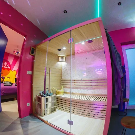 Capsule Boogie-woogie - Jacuzzi - Sauna - Billard - Jeux - Ecran Geant - Filet Suspendu - Netflix Daire