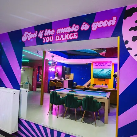 Capsule Boogie-woogie - Jacuzzi - Sauna - Billard - Jeux - Ecran Geant - Filet Suspendu - Netflix * La Louviere