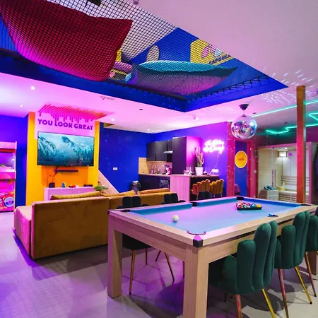 Capsule Boogie-woogie - Jacuzzi - Sauna - Billard - Jeux - Ecran Geant - Filet Suspendu - Netflix