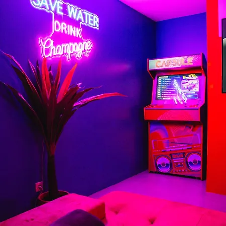 Capsule Boogie-woogie - Jacuzzi - Sauna - Billard - Jeux - Ecran Geant - Filet Suspendu - Netflix Apartment