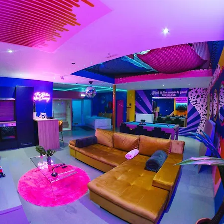 Capsule Boogie-woogie - Jacuzzi - Sauna - Billard - Jeux - Ecran Geant - Filet Suspendu - Netflix * La Louviere