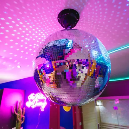 Daire Capsule Boogie-woogie - Jacuzzi - Sauna - Billard - Jeux - Ecran Geant - Filet Suspendu - Netflix
