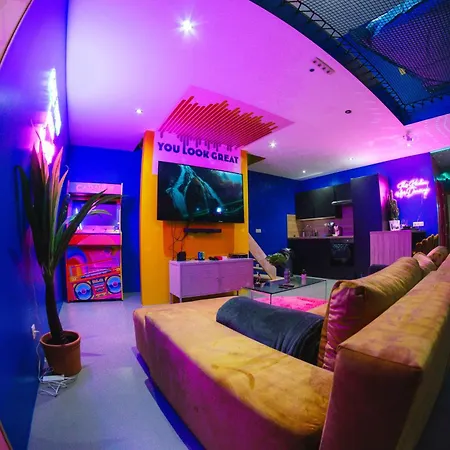 Capsule Boogie-woogie - Jacuzzi - Sauna - Billard - Jeux - Ecran Geant - Filet Suspendu - Netflix La Louvière