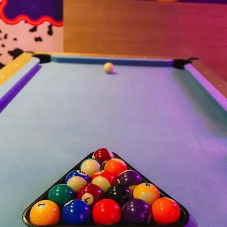 Capsule Boogie-woogie - Jacuzzi - Sauna - Billard - Jeux - Ecran Geant - Filet Suspendu - Netflix * La Louviere