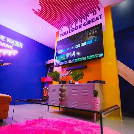 Capsule Boogie-woogie - Jacuzzi - Sauna - Billard - Jeux - Ecran Geant - Filet Suspendu - Netflix