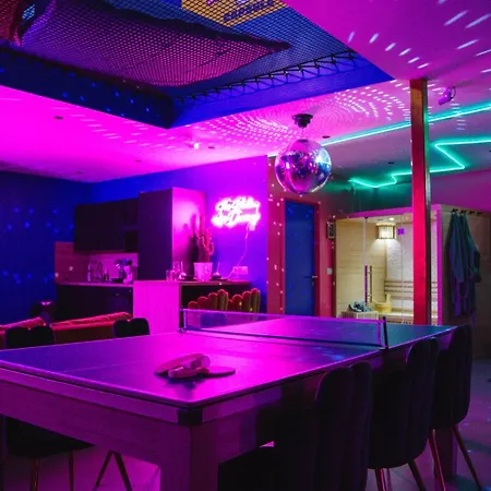 Capsule Boogie-woogie - Jacuzzi - Sauna - Billard - Jeux - Ecran Geant - Filet Suspendu - Netflix Daire