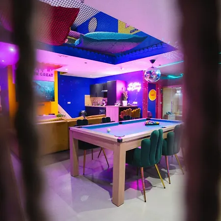 Capsule Boogie-woogie - Jacuzzi - Sauna - Billard - Jeux - Ecran Geant - Filet Suspendu - Netflix Apartmán La Louvière