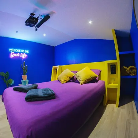 Capsule Boogie-woogie - Jacuzzi - Sauna - Billard - Jeux - Ecran Geant - Filet Suspendu - Netflix La Louvière